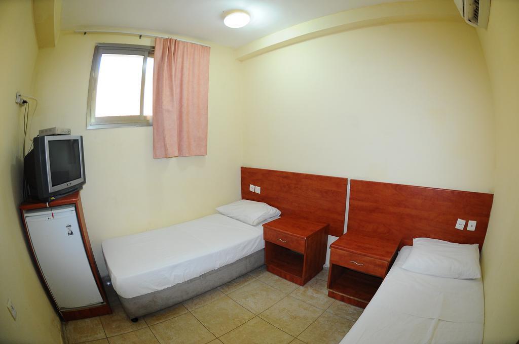 Faulty Towers Hotel Eilat Room photo