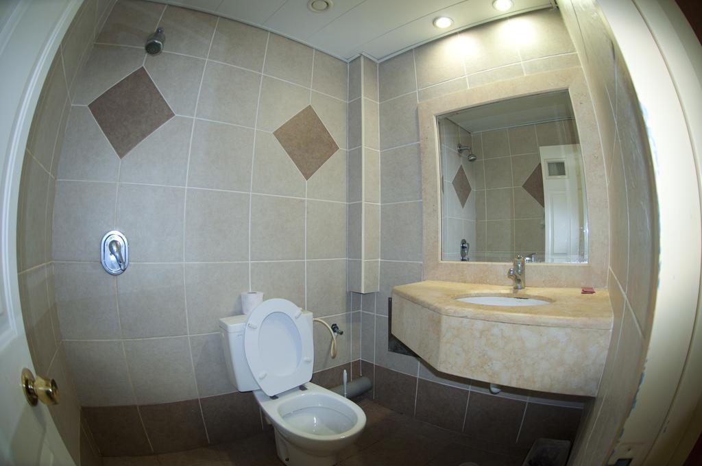Faulty Towers Hotel Eilat Room photo
