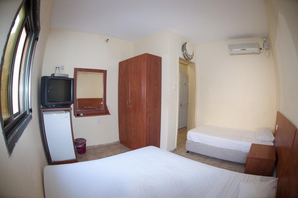 Faulty Towers Hotel Eilat Room photo